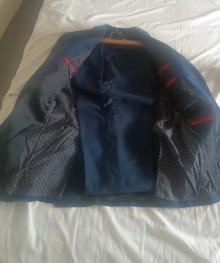 Traje de chaqueta gris oscuro y otra azul marino