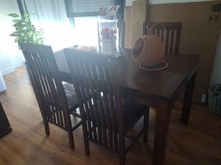 Mesa comedor y 4 sillas madera oscura