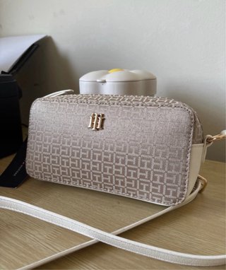 Bolso Tommy Hilfiger beige y blanco