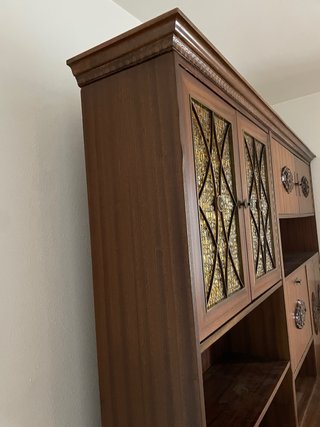 Mueble de comedor de madera y cristal