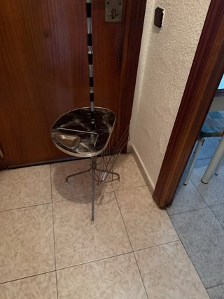 Lámpara antigua de pie con mesa auxiliar