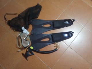 Piragua azul con remos y carrito