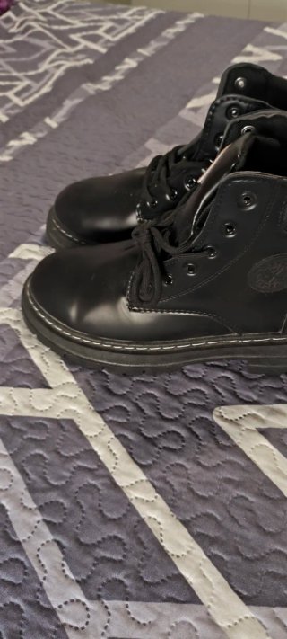 Botas negras nuevas