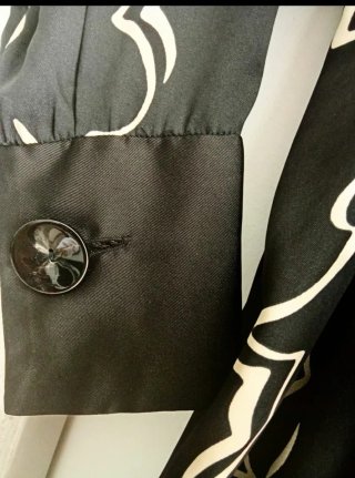 Vestido negro con estampado blanco