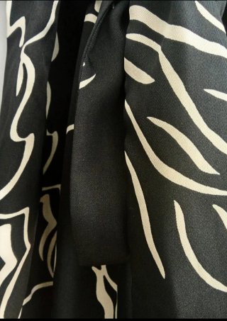 Vestido negro con estampado blanco