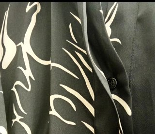 Vestido negro con estampado blanco