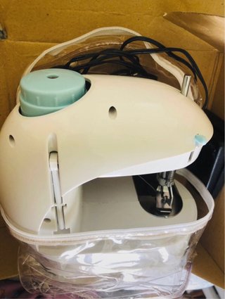 Máquina de coser portátil blanca
