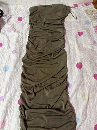 Vestido largo verde oliva fruncido