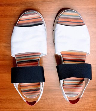 Sandalias de piel multicolor y blancas