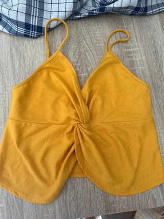 Top amarillo con nudo