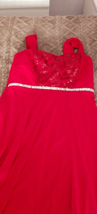 Vestido de fiesta rojo con pedrería
