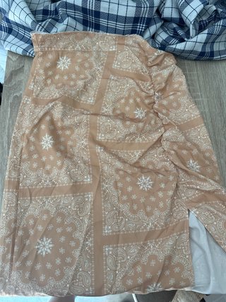 Falda beige con estampado paisley