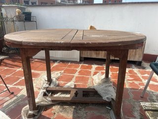 Mesa de terraza extensible de madera con sillas