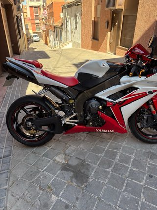 Yamaha R1 Sportbike 8000 km