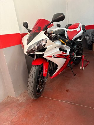 Yamaha R1 Sportbike 8000 km