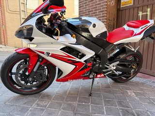 Yamaha R1 Sportbike 8000 km