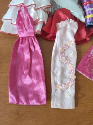 Lote 8 vestidos Barbie.