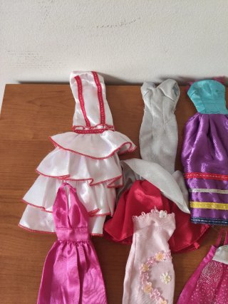 Lote 8 vestidos Barbie.