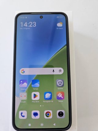 Xiaomi 15 Co-engineered with Leica.