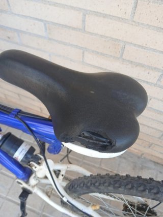 Bicicleta de montaña azul y blanca