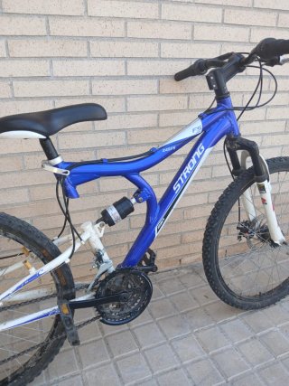Bicicleta de montaña azul y blanca