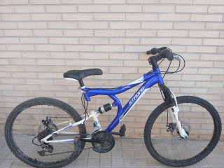 Bicicleta de montaña azul y blanca
