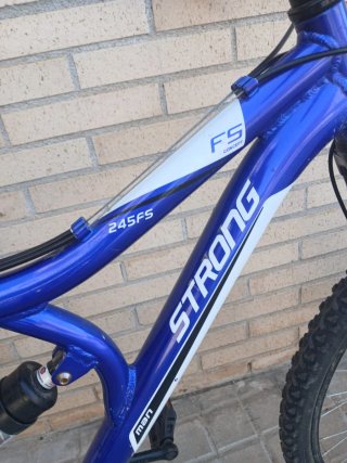 Bicicleta de montaña azul y blanca