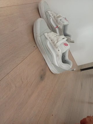 Zapatillas Vans grises y blancas