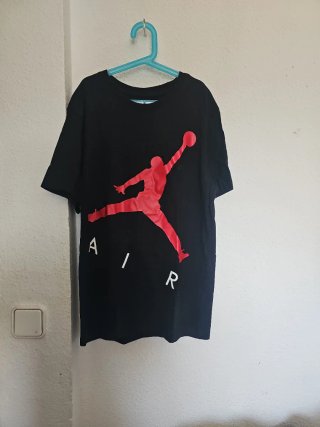 Camiseta Jordan Negra con Logo Rojo