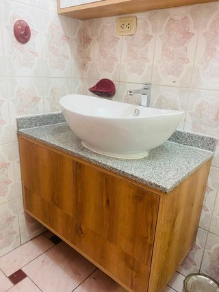 Mueble de baño con lavabo gris