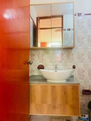 Mueble de baño con lavabo gris