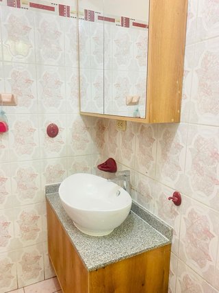 Mueble de baño con lavabo gris