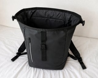 Mochila negra Roll Top urbana impermeable portátil