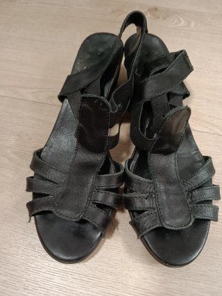 Sandalias negras tacón bajo