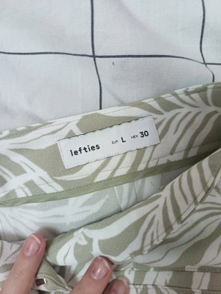 Pantalones cortos verdes y blancos con estampado