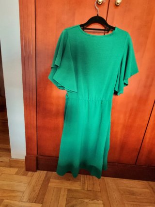 Vestido midi verde esmeralda con vuelo