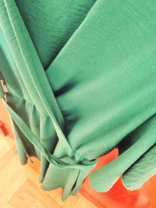 Vestido midi verde esmeralda con vuelo