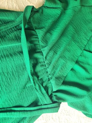 Vestido midi verde esmeralda con vuelo