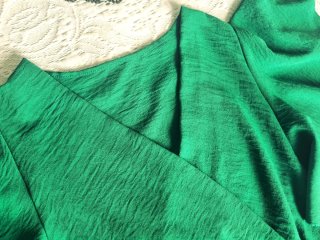 Vestido midi verde esmeralda con vuelo