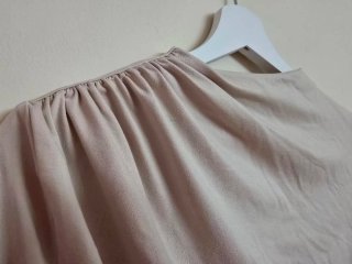 Blusa beige con fruncido lateral