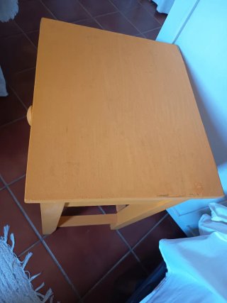 Mesita de noche de madera