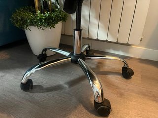 Silla de oficina ergonómica negra