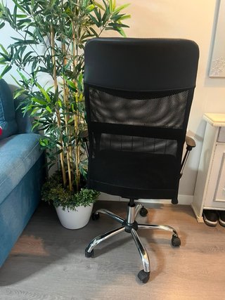 Silla de oficina ergonómica negra