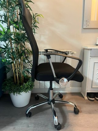 Silla de oficina ergonómica negra
