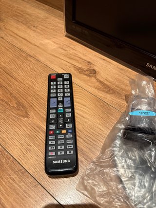 TV LED Samsung 19 Negra Soporte de pared de regalo