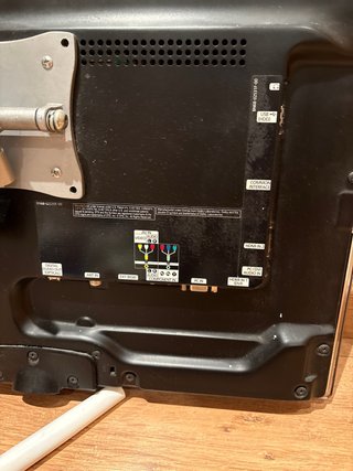 TV LED Samsung 19 Negra Soporte de pared de regalo