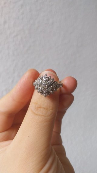 Anillo vintage floral con pedrería