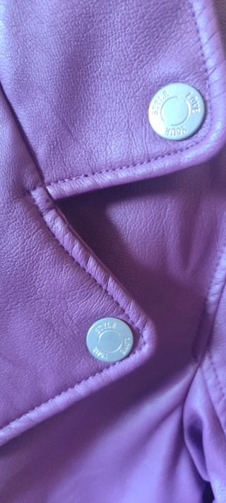 Cazadora morada efecto piel. Es del Corte inglés,