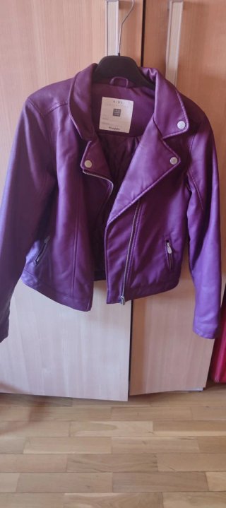 Cazadora morada efecto piel. Es del Corte inglés,
