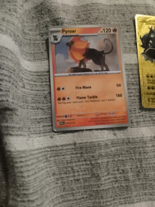 Cartas Pokémon Pyroar y Gyarados V